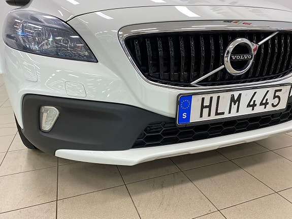 Volvo V40 Cross Country 2 of 5