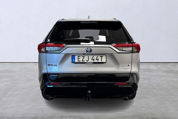 Toyota RAV4 Plug-in Hybrid 4 of 5