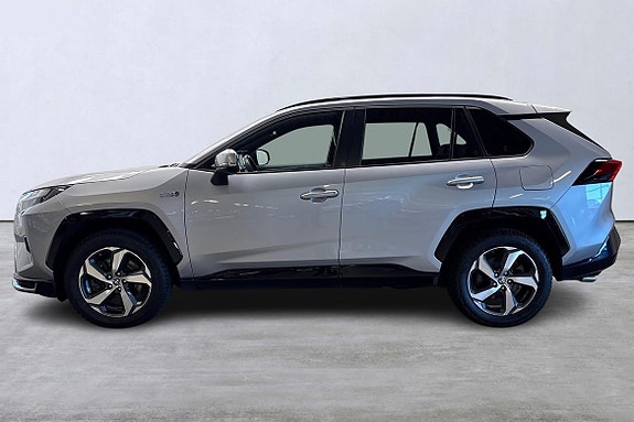 Toyota RAV4 Plug-in Hybrid 2 of 5