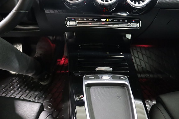 Mercedes-Benz A250 e 13 of 18