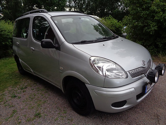 Toyota Yaris Verso 2 of 5