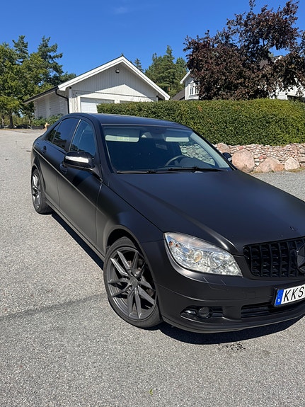 Mercedes-Benz C220 4 of 5