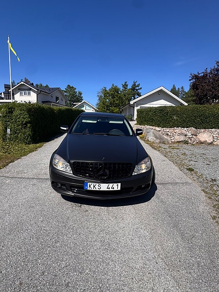 Mercedes-Benz C220 3 of 5