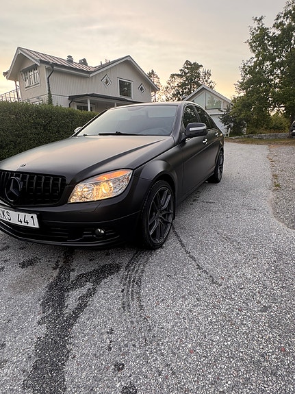 Mercedes-Benz C220 2 of 5