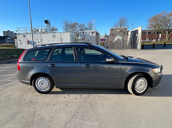 Volvo V50 2 of 5