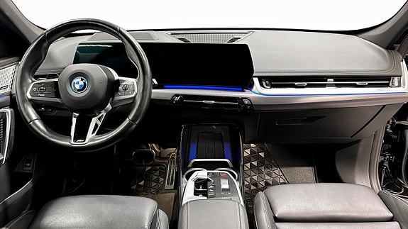 BMW iX1 4 of 5