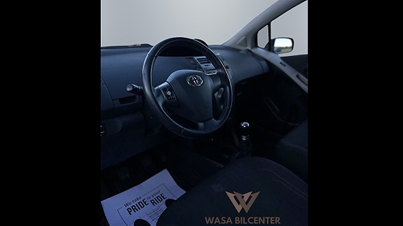 Toyota Yaris 8 of 13