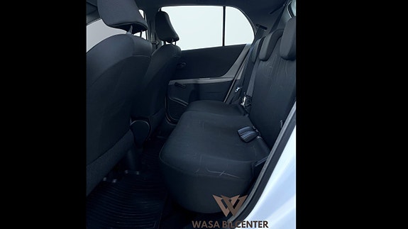 Toyota Yaris 9 of 13