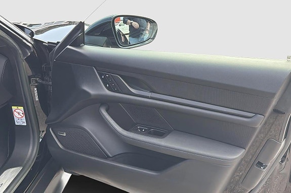Porsche Taycan 22 of 30