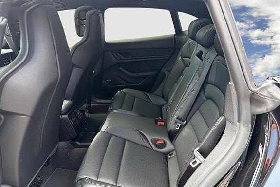 Porsche Taycan 14 of 30