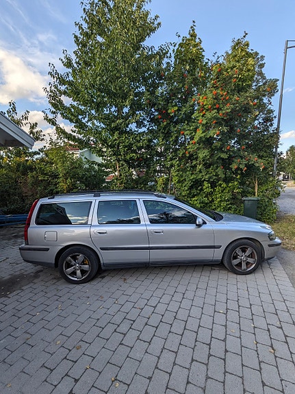 Volvo V70 2 of 8