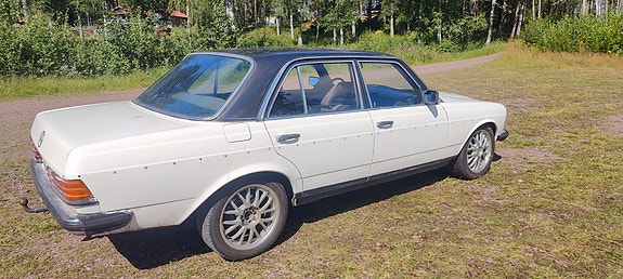 Mercedes-Benz 300 D 3 of 5
