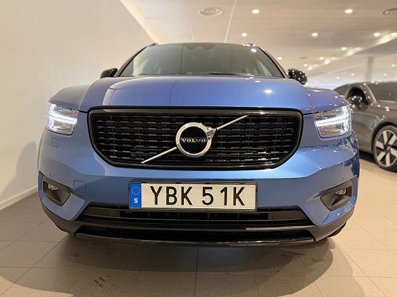 Volvo XC40 2 of 5
