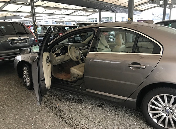 Volvo S80 2 of 4