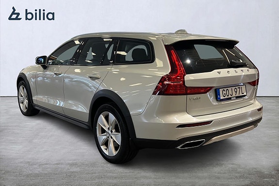Volvo V60 Cross Country 2 of 5