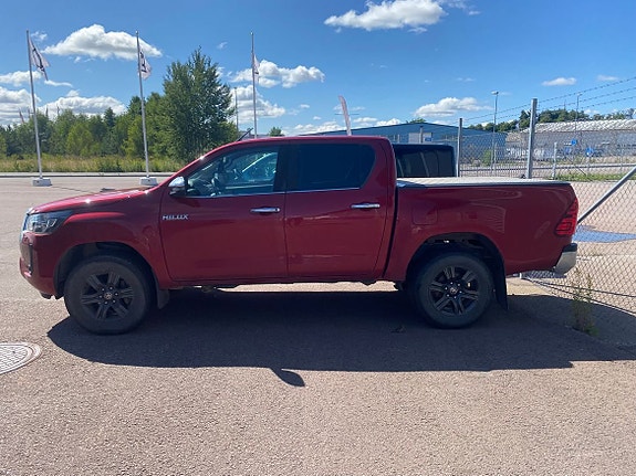 Toyota HiLux 2 of 3