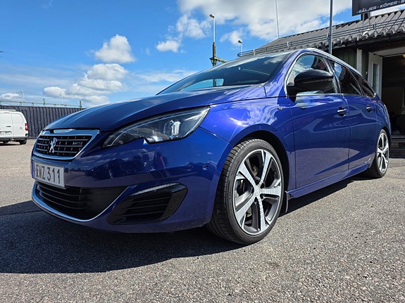 Peugeot 308 SW 2 of 5