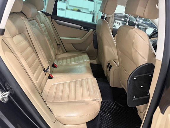 Volkswagen Passat 17 of 23