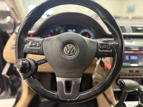 Volkswagen Passat 10 of 23