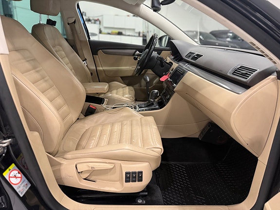 Volkswagen Passat 14 of 23