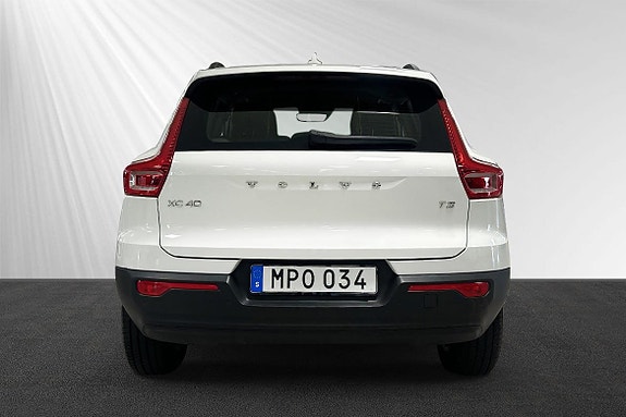 Volvo XC40 2 of 5