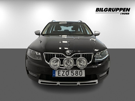 Skoda Octavia Scout 2 of 16