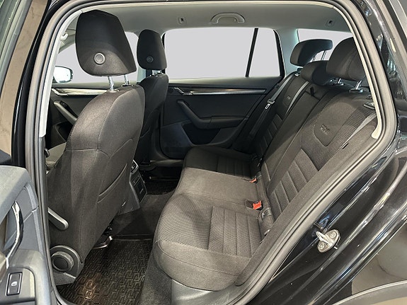 Skoda Octavia Scout 9 of 16