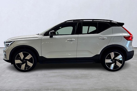 Volvo XC40 2 of 5