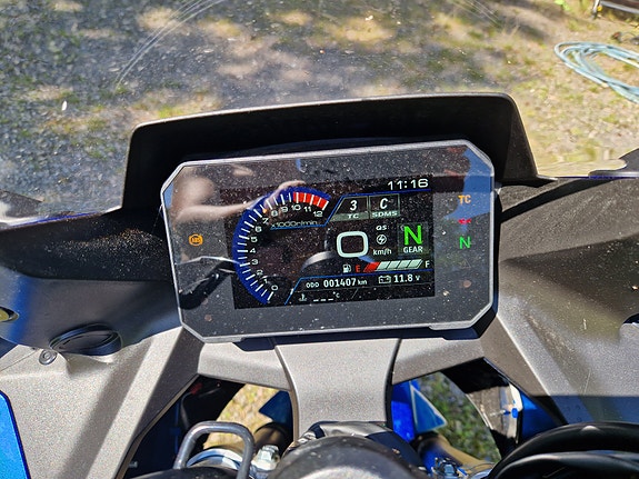 Suzuki GSX-8R 3 of 4