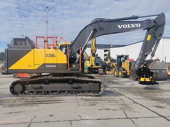 Volvo EC 250 EL 4 of 15