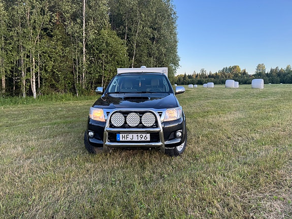 Toyota HiLux 2 of 5