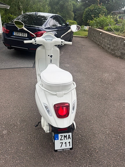 Piaggio Vespa Sprint 50 sparkling white 4 of 5