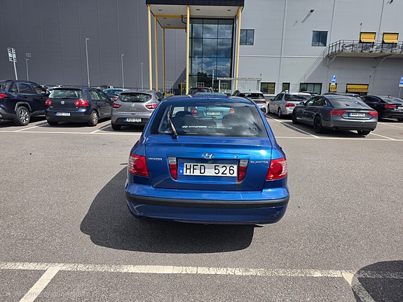 Hyundai Elantra 4 of 5