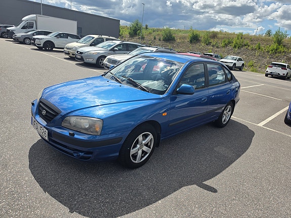 Hyundai Elantra 2 of 5