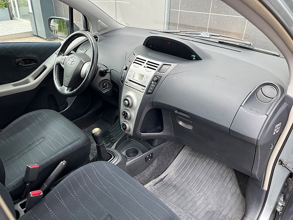 Toyota Yaris 12 of 26