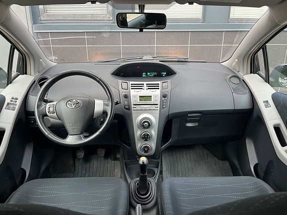 Toyota Yaris 13 of 26