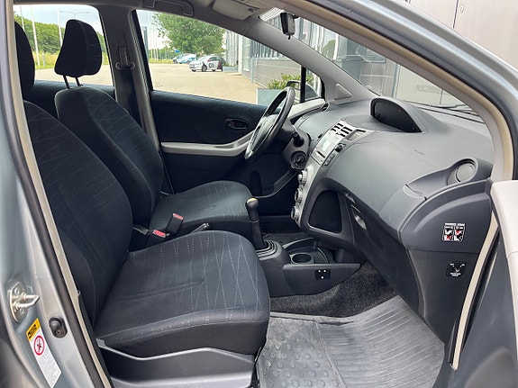 Toyota Yaris 10 of 26