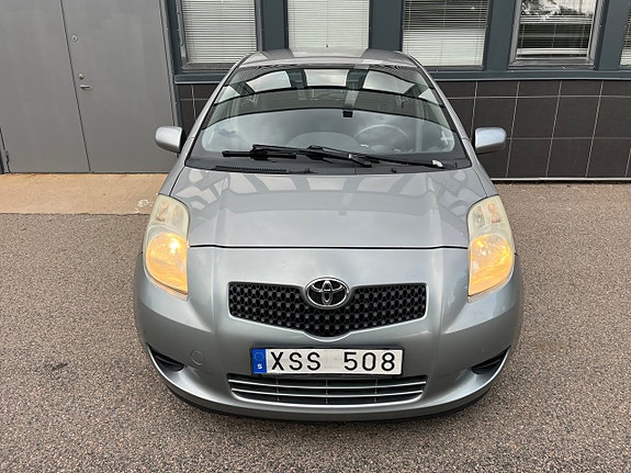 Toyota Yaris 2 of 26
