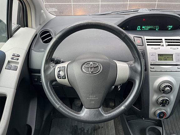 Toyota Yaris 17 of 26