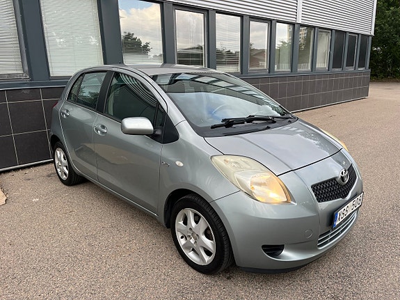 Toyota Yaris 3 of 26
