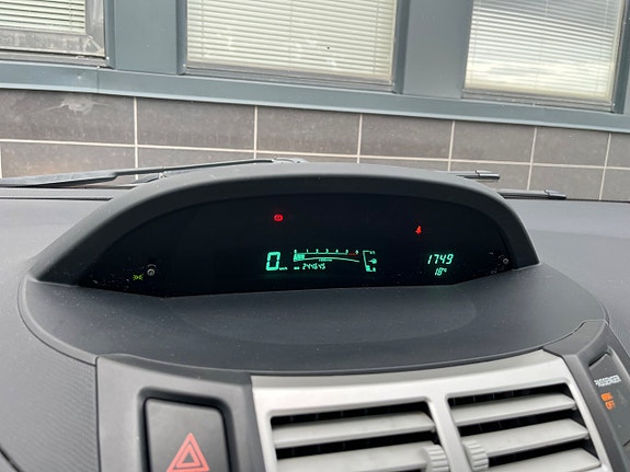 Toyota Yaris 21 of 26