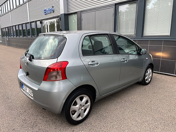 Toyota Yaris 4 of 26