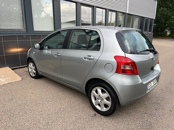 Toyota Yaris 8 of 26