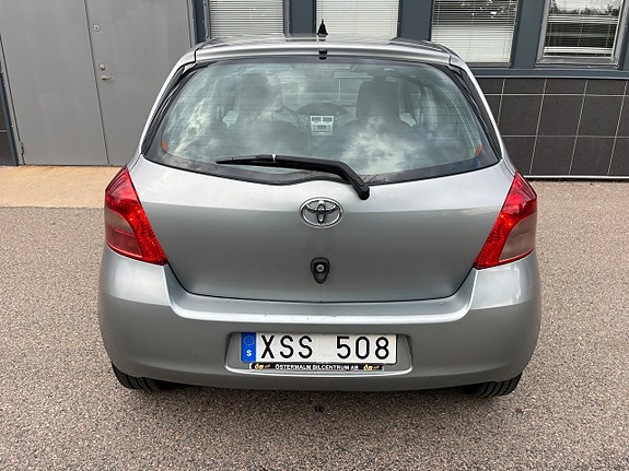 Toyota Yaris 5 of 26
