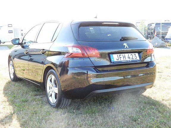 Peugeot 308 2 of 5