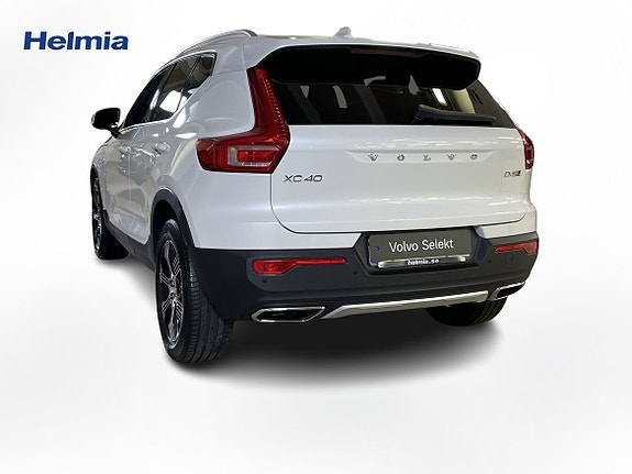 Volvo XC40 2 of 5