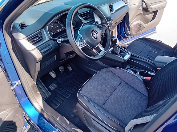 Renault Captur 2 of 4