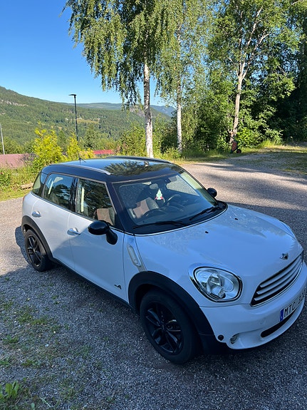 MINI Countryman Cooper D 2 of 5