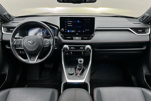 Toyota RAV4 Plug-in Hybrid 3 of 3