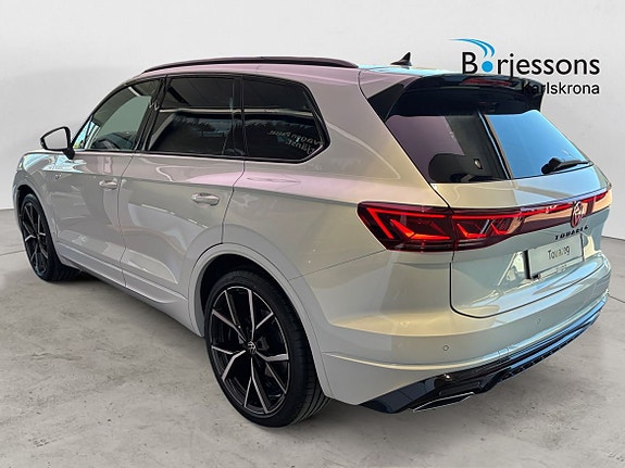 Volkswagen Touareg 2 of 5